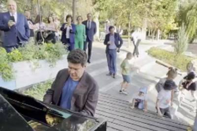 Пианист-виртуоз Денис Мацуев исполнил произведение Шопена на рояле в парке Белгорода