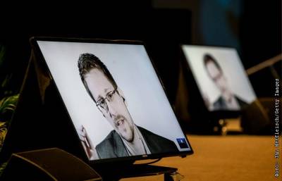 Сноуден заявил о риске передачи данных пользователей смартфонов властям "нехороших" стран