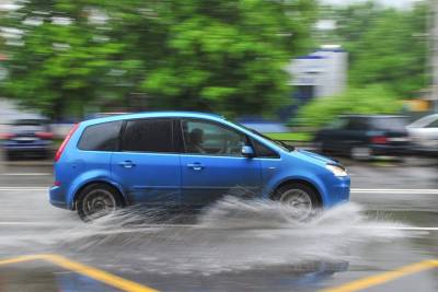 Названы главные опасности на дороге для водителей в дождь