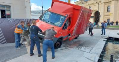 Названа сумма ущерба от провала фургона в фонтан у киевского Арсенала