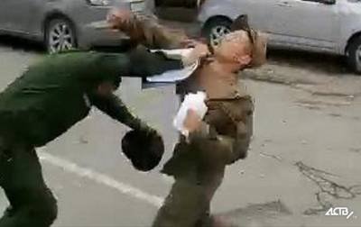 В России солдат избил военных комендантов прямо на улице