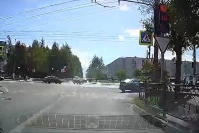 В Твери водитель повернул на опасном перекрестке на «красный»
