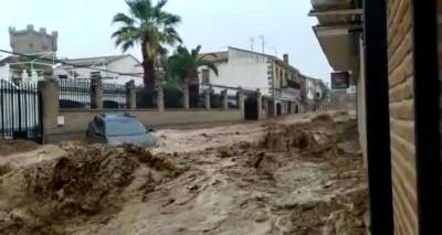 Машина плывет, как щепка - жуткие последствия наводнения в Испании. Видео