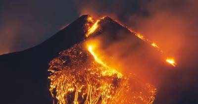 Юбилейное извержение. Спутник сделал снимок 50-го выброса лавы и пепла вулканом Этна