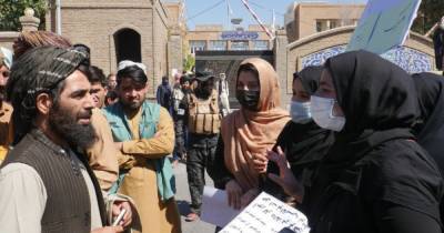 "Образование, безопасность и работа": в Афганистане женщины протестуют за свои права (фото)
