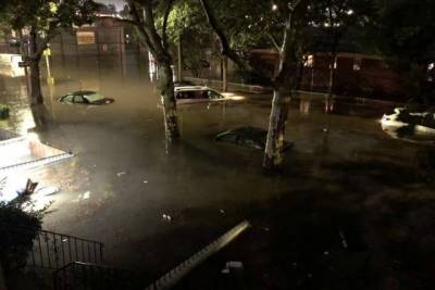 Затоплены дороги и дома: Нью-Йорк ушел под воду