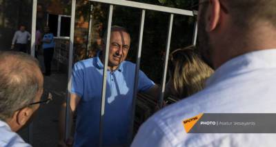 Католикос всех армян навестил депутата Армена Чарчяна в больнице