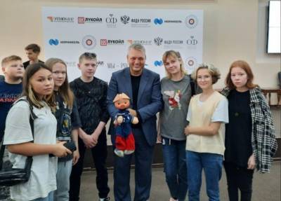 Школьники из Усинского района познакомили с коми культурой участников смены "Таланты Арктики.Дети"