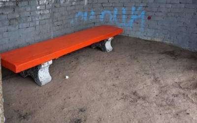 Решаем вместе: в Сыктывкаре на автобусной остановке установили деревянную скамью