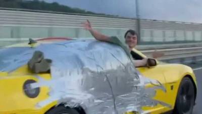 В России блогера приклеили к спорткару и провезли на скорости 180 километров в час