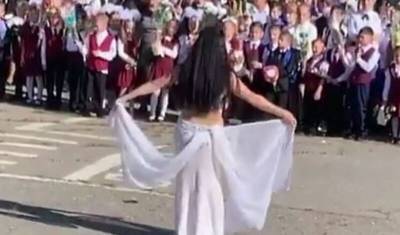 Станцевавшая на линейке танец живота учительница извинилась за свой поступок