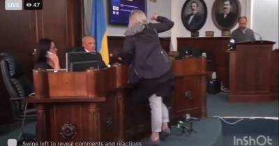 "Психиатрическую бригаду вызову!": женщина напала на мэра Черновцов на заседании горсовета (видео)