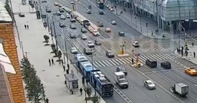 Владелец Mercedes проехал по тротуару в Москве и попал на видео