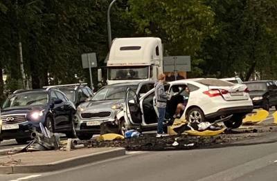 Фото: на Красносельском шоссе водитель устроил погром на дороге