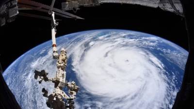 Астронавты засняли мощный ураган "Ида": поражающие фото из космоса