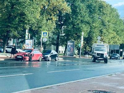 На юге Петербурга произошло ДТП с участием «Митсубиши» и автомобиля Росгвардии