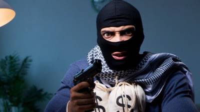 Житель Кудрово с пистолетом неспешно ограбил банк в Ленобласти