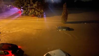 Нью-Йорк ушел под воду: в Сети показали утонувшие автомобили и «реки» в метро (ФОТО)