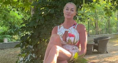 "Привыкла голой ходить и писать под елки": Анастасия Волочкова засветила свои обвисшие "сливы" перед школьниками