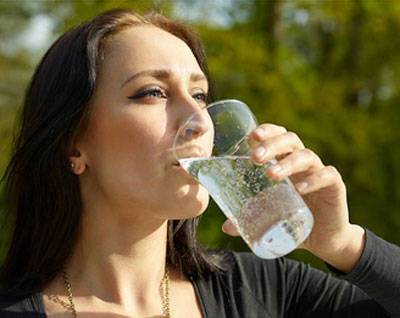 Почему нужно пить минеральную воду каждый день: секреты молодости и здоровья