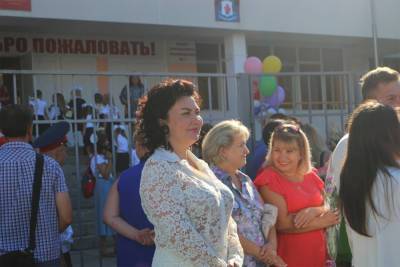 Министр культуры Крыма надела на школьную линейку полупрозрачный костюм