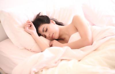 Почему опасно спать рядом с телефоном? Объясняет эксперт