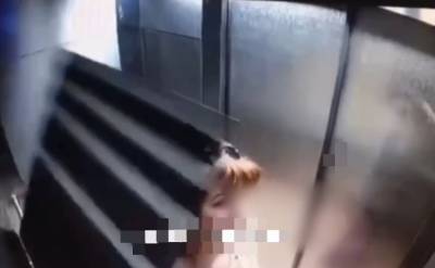 В управляющей компании объяснили падение зеркала на женщину в лифте подмосковного дома