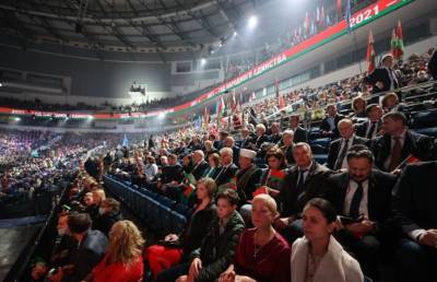 Лукашенко вместе с тысячами белорусов принимает участие в патриотическом форуме