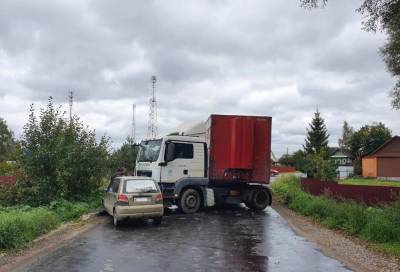 «Matiz» и грузовик столкнулись в Тверской области, пострадал один человек