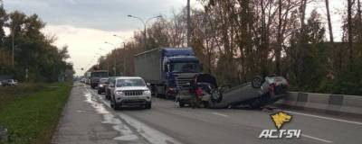 На Мочищенском шоссе в Новосибирске грузовик протаранил две легковушки