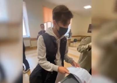 В Петербурге задержали парня, который попытался вбросить бюллетени