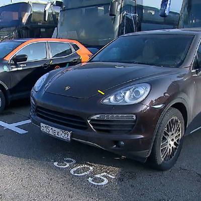 Porsche Cayenne арестовали в Москве из-за долгов владельца на 700.000 рублей