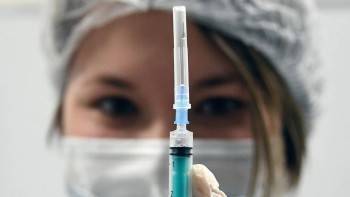 Россияне требуют дополнительные выходные после вакцинации от ковида