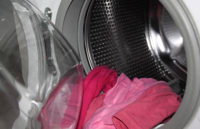 Зачем в стиральную машину кладут целлофановый пакет: ответят только опытные женщины