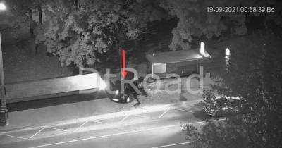 Автомобиль протаранил автобусную остановку на севере Москвы