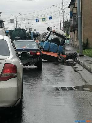 Сломанная уборочная машина заблокировала полосу на дороге в Южно-Сахалинске