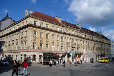 С исторического здания во Львове на женщину упал кирпич, у нее травмы головы