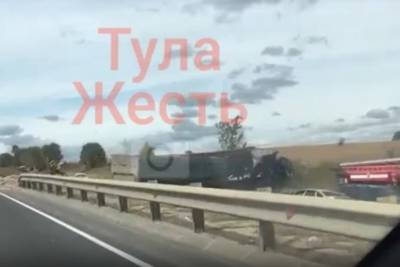 В Туле на Калужском шоссе столкнулись фура и легковушка