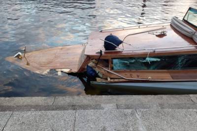 Прогулочный катер врезался в мост и затонул в Петербурге