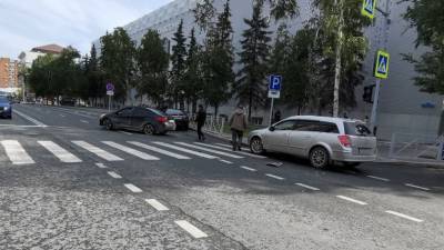 Три автомобиля столкнулись на пешеходном переходе в центре Тюмени