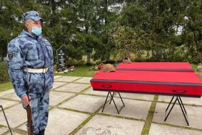 В Ленобласти захоронили останки 55 красноармейцев и детей, погибших в годы войны