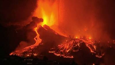 Тысячи людей эвакуированы на острове Пальма из-за извержения вулкана