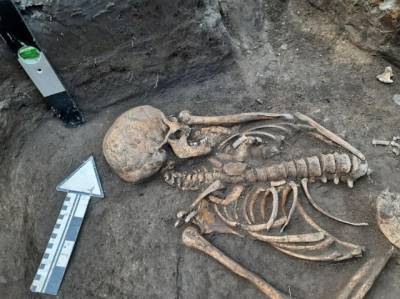В Каменец-Подольском археологи обнаружили захоронение древней женщины с кольцом на пальце (ФОТО)