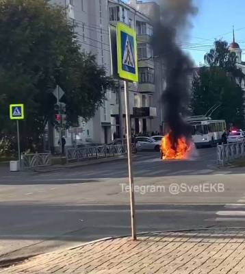 В Екатеринбурге посреди перекрестка загорелось такси