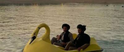 «Теперь у них появился флот»: талибы повеселили сеть своими развлечениями в Афганистане (фото)