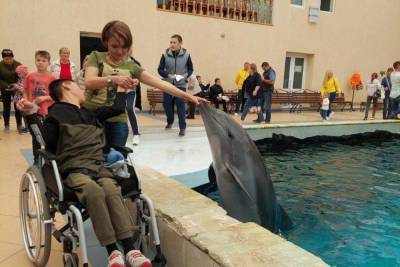 Каскад Кубанских ГЭС организовал поездку в дельфинарий для детей-инвалидов