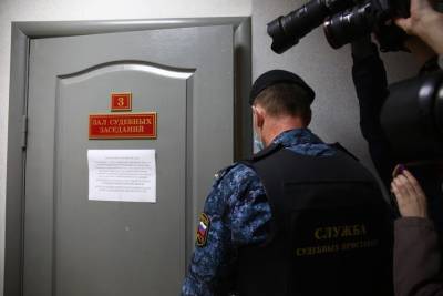 Петербуржца оштрафовали за то, что он написал на щитах кандидатов в Госдуму слово «воры»