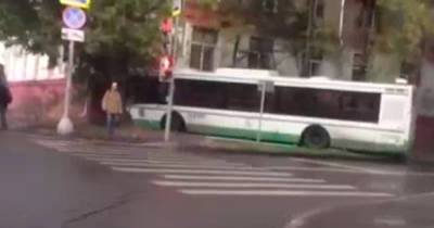 Автобус врезался в дерево и уехал с места аварии в Москве