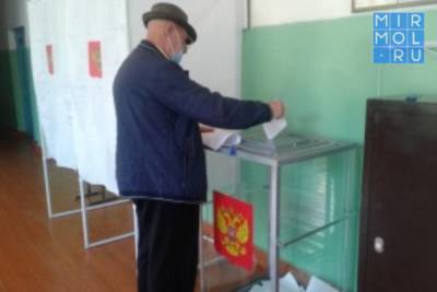 В Курахском районе проголосовал председатель районного Совета ветеранов