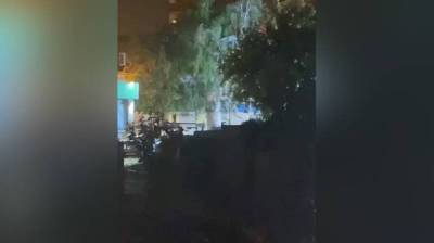 Воронежцы сняли на видео заискрившие во время ливня провода над дорогой